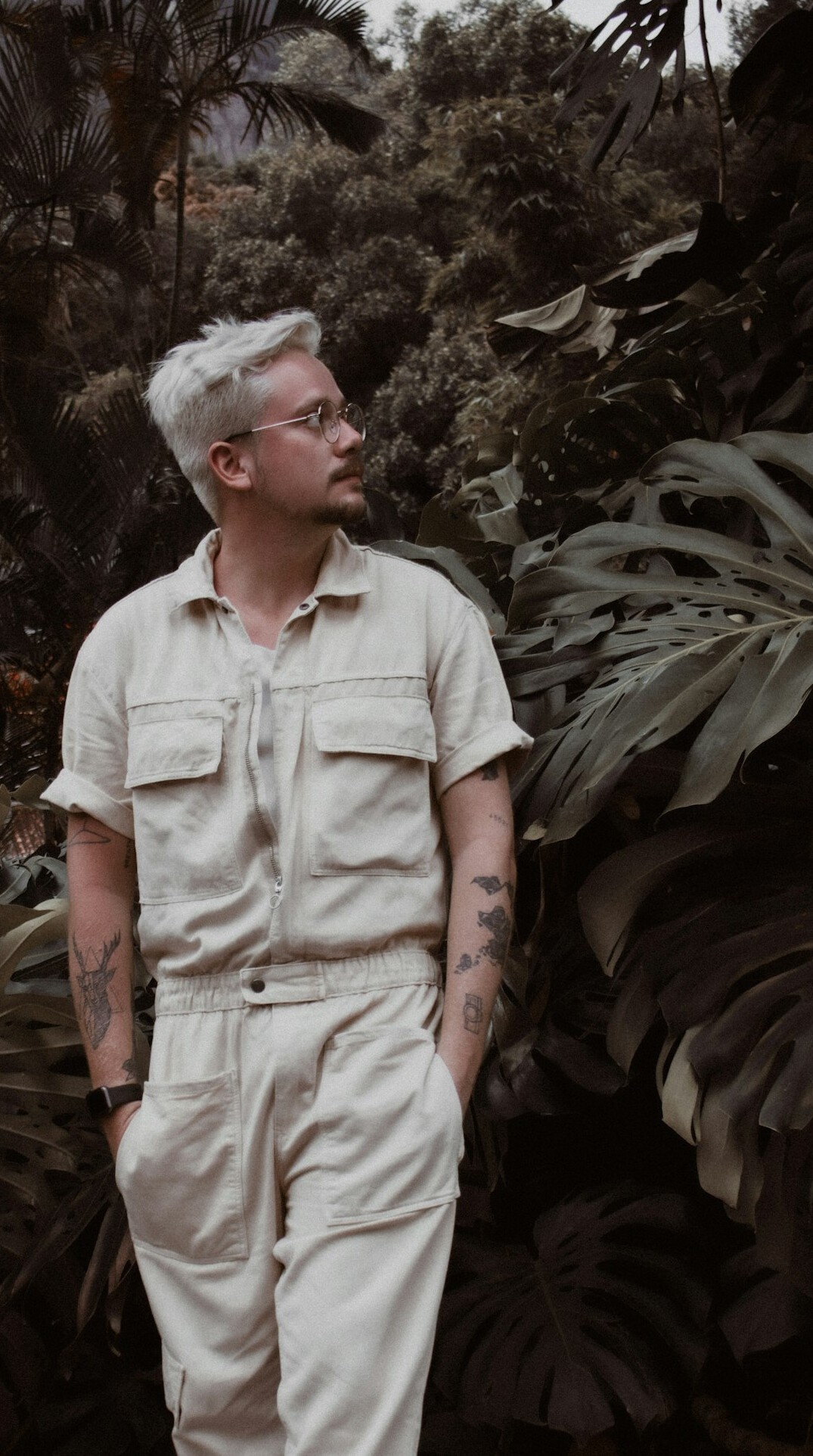 Portrait of a Brazilian man with short hair and a light shirt